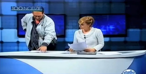 Studio 100 Tv, un uomo armato fa irruzione in studio durante il telegiornale (Video)