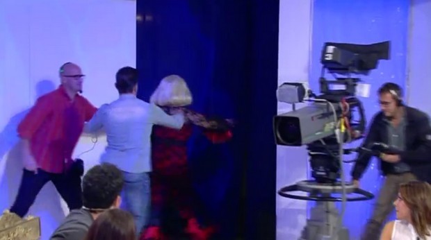 Uomini e Donne, ritorna il sano trash casareccio! Tina Cipollari insegue la corteggiatrice Stephany e viene fermata da Gianni Sperti (Video)