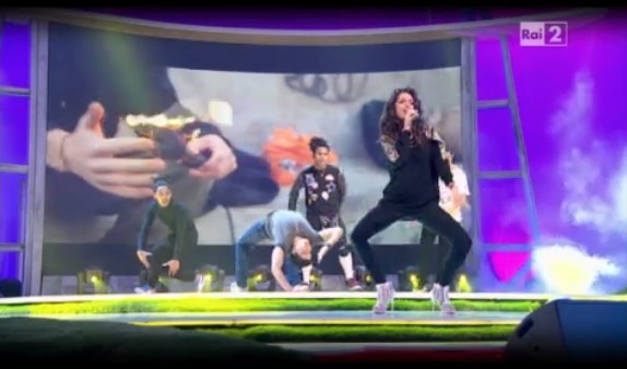 Quelli che il Calcio, Raffaella Fico canta Deja-vu tra ‘finte’ Emozioni e il giudizio di Goggi/Ocone