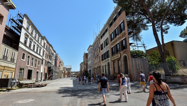 Nonostante tutto, Cinecittà continua a creare aspettative, si spera che vada al di là, trovando nuovi orizzonti