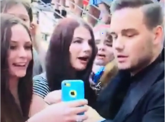 Liam Payne criticato per selfie poco naturali. La replica: “Non cammino sorridendo tutto il giorno”