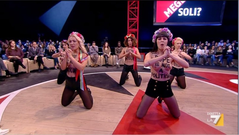 Announo, Femen sul palco. Vauro morde profilattici, Adinolfi twitta: “Momento vergognoso” (VIDEO)