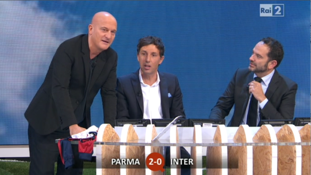 Quelli che aspettano la Madonna Amoroso (clonando Vicky Victoria). E Claudio Bisio conduce (da Dio) al posto di Savino