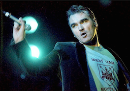 Morrissey, concerto interrotto per invasione di fan sul palco (Video)