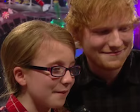 Ed Sheeran duetta con una sua piccola fan in tv (Video)