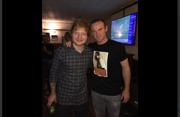 Ed  Sheeran e Wayne Rooney, duetto a sorpresa in un pub di Londra (video)