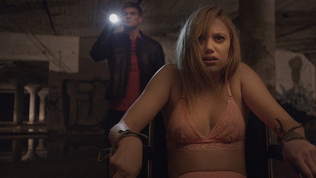 It Follows: poster e foto del film horror di David Robert Mitchell