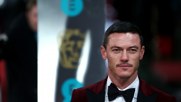 Luke Evans si tira fuori  dal remake/reboot de Il Corvo