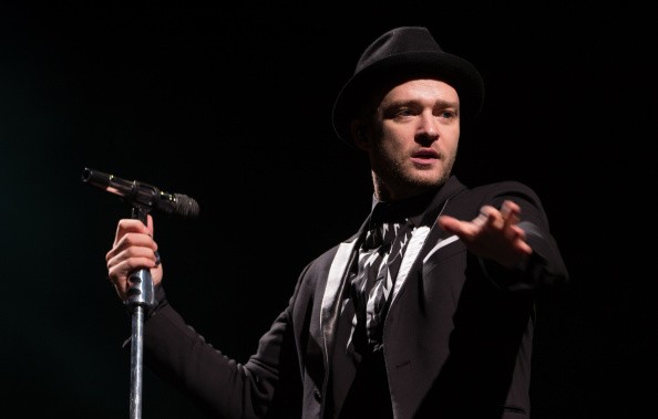 Justin Timberlake commosso dal regalo di un giovane fan [video]