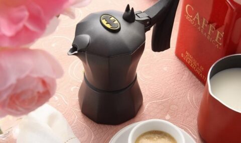 Batman gadget: caffettiera, pigiama e luce al neon