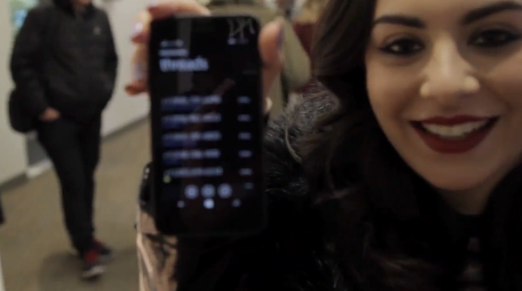 Charli XCX, numero di cellulare ai fan in diretta radio [video]