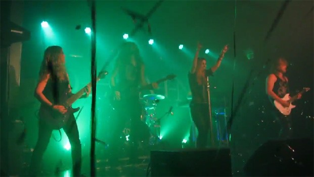 Delain, il bassista si frantuma un testicolo durante un concerto (video)