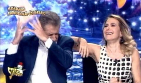 Striscia la notizia, non c’è fuori onda che tenga per la marchetta del libro di Barbara d’Urso