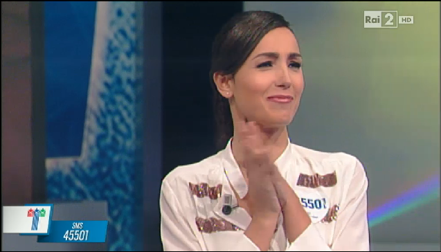 Telethon e il bello della diretta senza filtro, tra De Martino “bambino” e Balivo contro Violetta