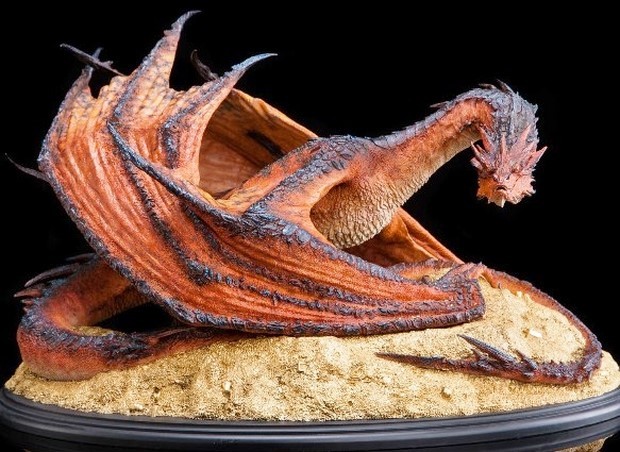 Lo Hobbit: la statua ufficiale Weta del drago Smaug