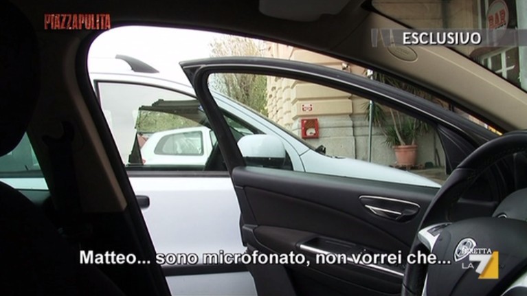 Piazzapulita, Artini (espulso M5S) lascia lo studio: “Questo modo di fare informazione è scandaloso” (VIDEO)