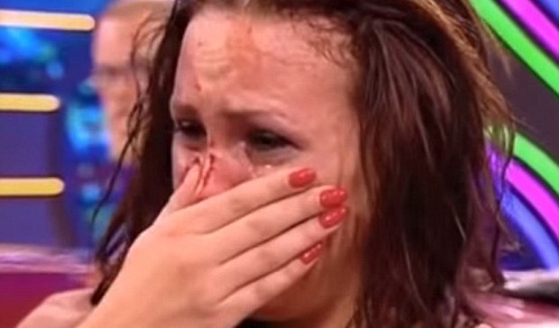 Russia, uomo picchia una donna per vincere un’auto in un tv show (Video)