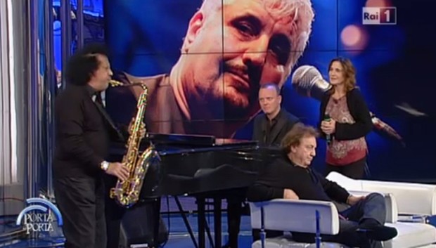 Pino Daniele, Gigi D’Alessio canta ‘Napule è’ a Porta a Porta
