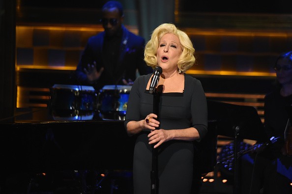 Bette Midler contro i cantanti di oggi: “C’è gente che riesce a malapena a cantare ma questo non li ferma”