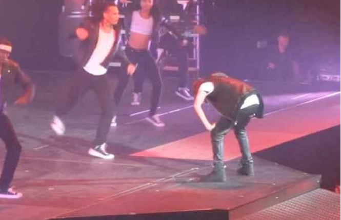Cantanti e concerti, momenti imbarazzanti sul palco: da Harry Styles a Taylor Swift  [video]