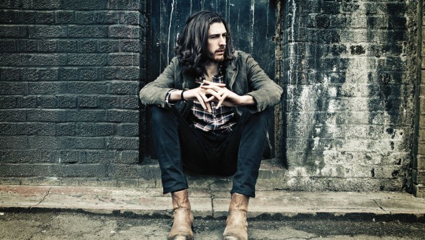 Hozier si racconta: “Non mi sarei mai aspettato di finire in classifica con la mia musica”