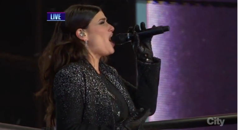 Idina Menzel canta live Let It Go e viene sommersa di critiche: la replica su Twitter [video]