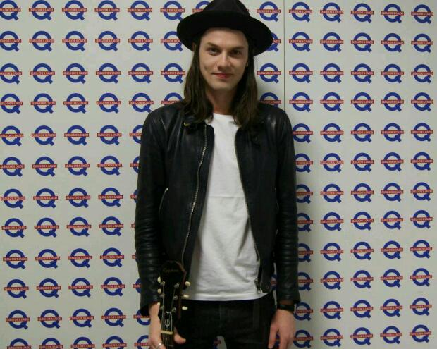 Quelli che il calcio, James Bay canta Hold back the river (video)