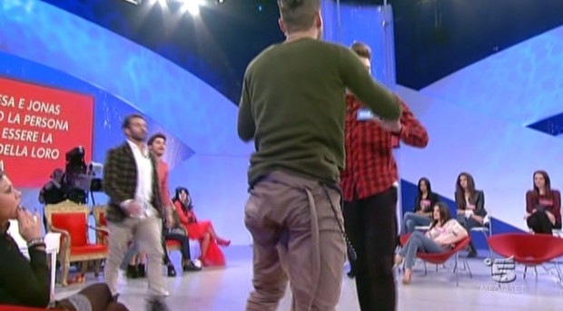 Uomini e donne, rissa sfiorata tra corteggiatori. Fabio a Salvatore: “Ti spacco la faccia” (VIDEO)