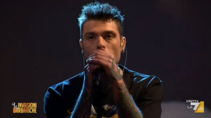 Le Invasioni Barbariche 2015: Fedez canta Pop-Hoolista (con dedica a Renzi) [Video]
