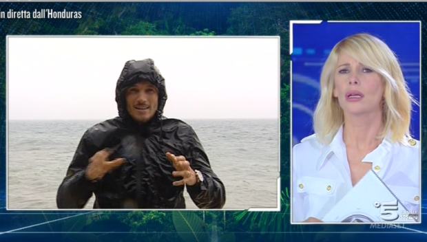 L’Isola dei Famosi, prima puntata chiusa per la tempesta. Marcuzzi senza copione getta la spugna