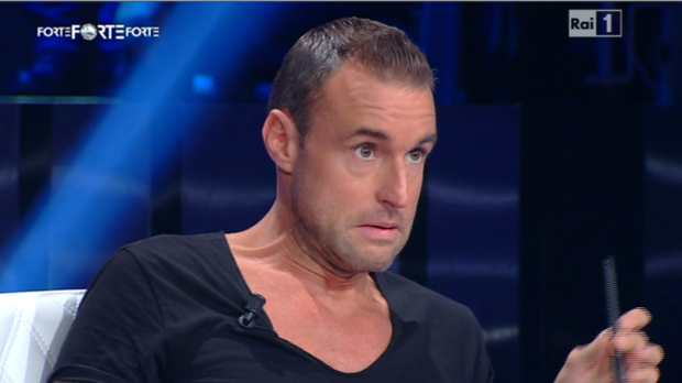 Forte Forte Forte, Philipp Plein offende la drag queen: “Confusa, 50% uomo, 50% donna”