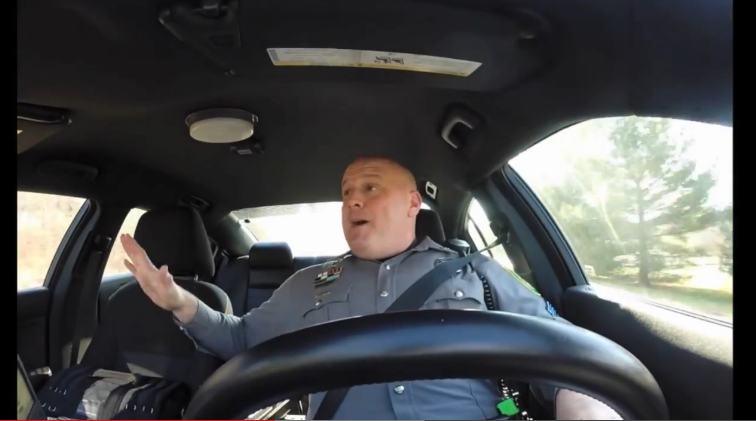 Taylor Swift, Shake it Off: poliziotto la balla e la canta in playback [video]