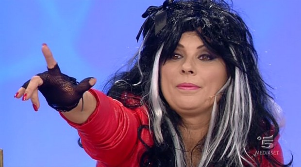 Uomini e donne, Tina insulta il pubblico in studio: “Stron*e, vi odio!”
