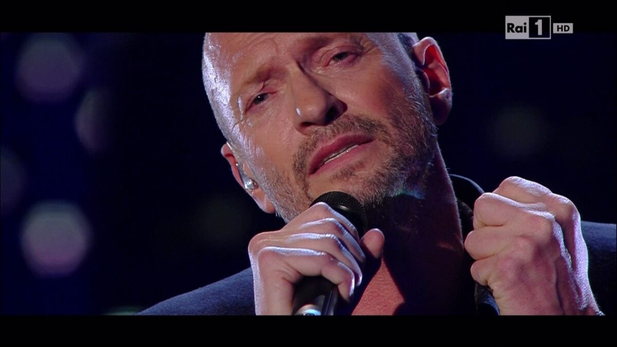 Biagio Antonacci a Sanremo 2015 ricorda Pino Daniele con Quando