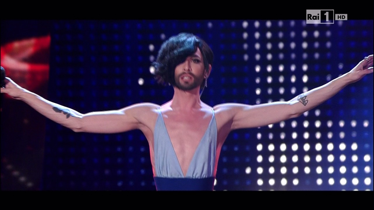 Conchita Wurst a Sanremo 2015 ‘bacia’ Emma e saluta la mamma