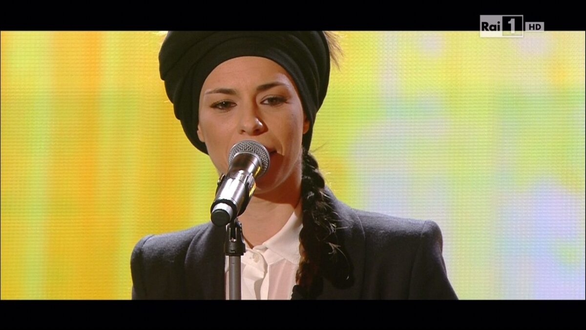 Sanremo 2015, Amara – Credo: testo, video intervista ed esibizione 13 febbraio 2015