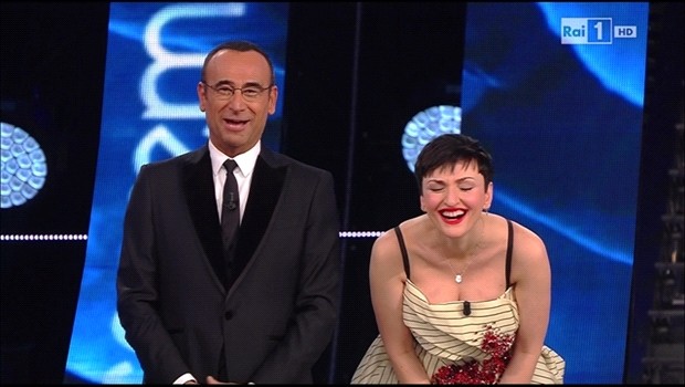 Arisa a Sanremo 2015, la finale: “Ho un’aquila sul vestito”. E poi ci prova con Nesli