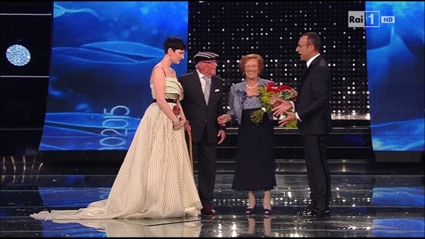 Sanremo 2015, i coniugi Manenti sul palco dell’Ariston per festeggiare San Valentino