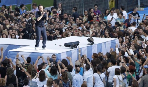 Sanremo 2015, Tiziano Ferro: dieci curiosità sul cantante ospite della prima serata