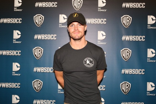 Arrow, Stephen Amell: “Felicity è l’unica donna di Oliver, ma non significa che staranno insieme. La Justice League al cinema? E’ sottovalutato quello che facciamo in tv” (anteprima Blogo)