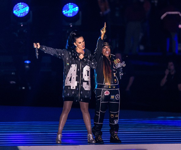 Super Bowl 2015, Missy Elliott canta e su Twitter: “Chi è questa che cerca di essere la nuova Nicki Minaj?”