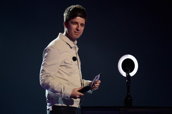 Noel Gallagher: “Preferirei bere benzina piuttosto che ascoltare un’intervista di Alex Turner”