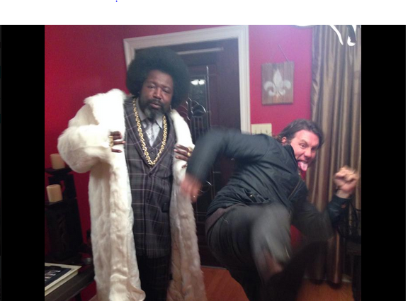 Afroman prende a pugni una fan salita sul palco [video]