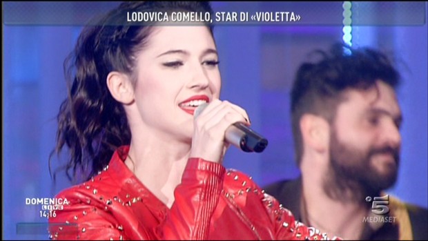 Violetta, Lodovica Comello a Domenica Live canta Todo il resto non cuenta (testo e foto)