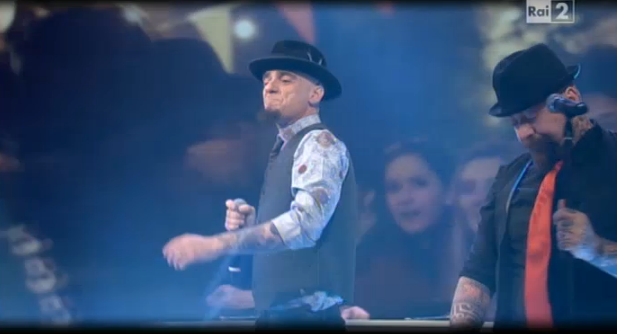 J-Ax canta Il bello d’esser brutti a Quelli che il calcio