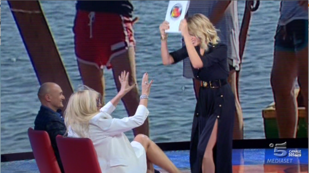L’Isola dei Famosi diventa C0ndom di fulmine: la Marcuzzi “non stira col trash”, fa omertà sulla Spaak e ha ansia da Venier