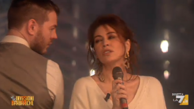 Le Invasioni Barbariche, Alessandro Cattelan e Elena Sofia Ricci: lip sync su Parole parole parole (Video)