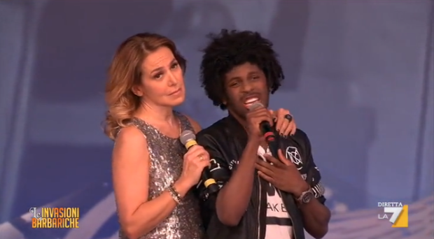 Le Invasioni Barbariche, Barbara d’Urso e Leiner: il lip sync su Un corpo e un’anima (Video)