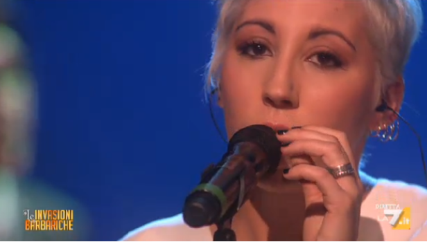 Le Invasioni Barbariche, Malika Ayane canta Adesso e Qui (Nostalgico Presente) [Video]