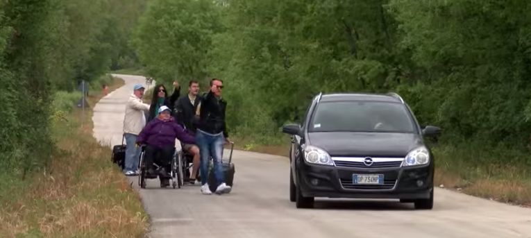 Un viaggio serio… ma non troppo: il trailer del film di Modestino Di Nenna
